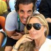 Adriane Galistou posa com o amigo Alvaro Ganeiro na arquibancada do Maracanã