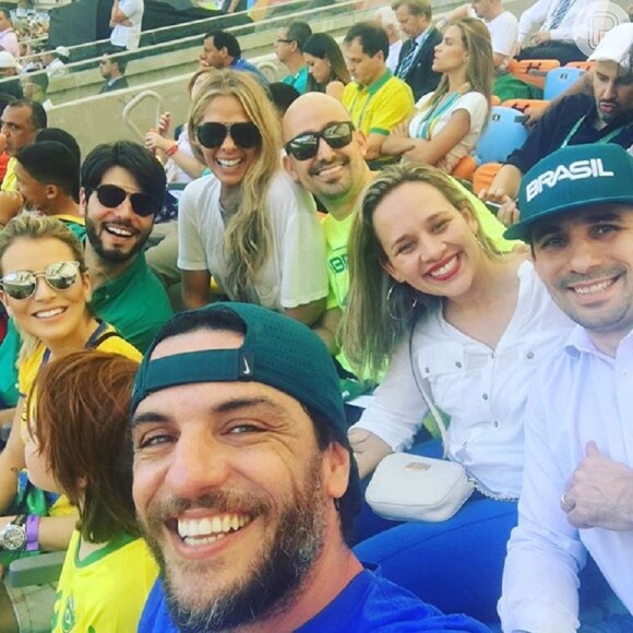 Adriane Galisteu assistiu a partida do Brasil contra Honduras, no Maracanã, na companhia de Rodrigo Lombardi e outros amigos