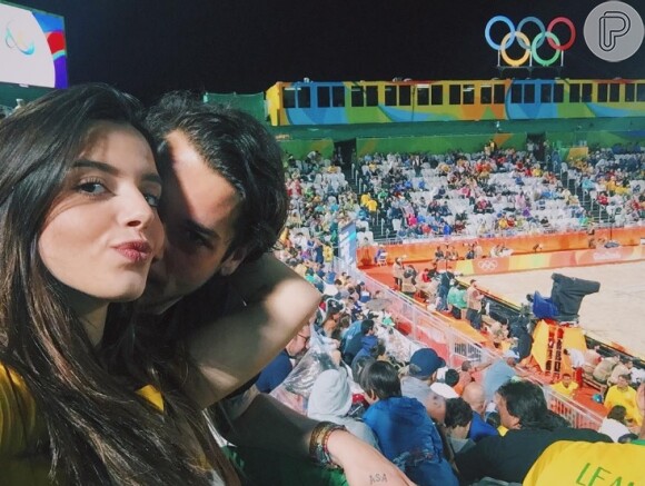 Giovanna Lancellotti e o namorado, Gian Luca Ewbank, conferiram a final do vôlei de praia masculino em Copacabana, Zona Sul do Rio