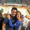 Marina Ruy Barbosa e o noivo, Xandinho Negrão, foram à final do vôlei de praia masculino em Copacabana, Zona Sul do Rio