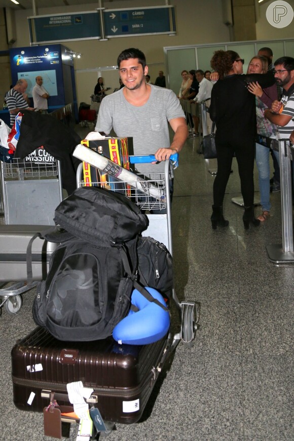 Bruno Gissoni desembarca no aeroporto do Galeão, no Rio de Janeiro, após gravar cenas de 'Em Família', nova novela da Globo, nesta sexta-feira, 22 de novembro de 2013