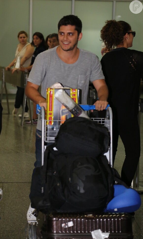 Bruno Gissoni desembarcou no aeroporto do Galeão, no Rio de Janeiro, nesta sexta-feira, 22 de novembro de 2013