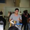 Bruno Gissoni estava sorridente em desembarque no aeroporto do Galeão, no Rio de Janeiro, nesta sexta-feira, 22 de novembro de 2013