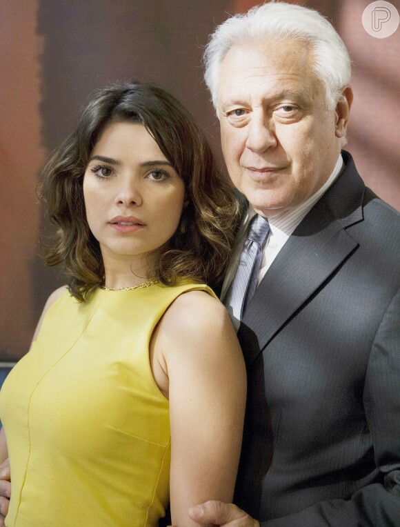 Aline (Vanessa Giácomo) convence César (Antonio Fagundes) a recusar o convite de Paloma (Paolla Oliveira) e continuar morando com ela na casa de campo, em 'Amor à Vida'