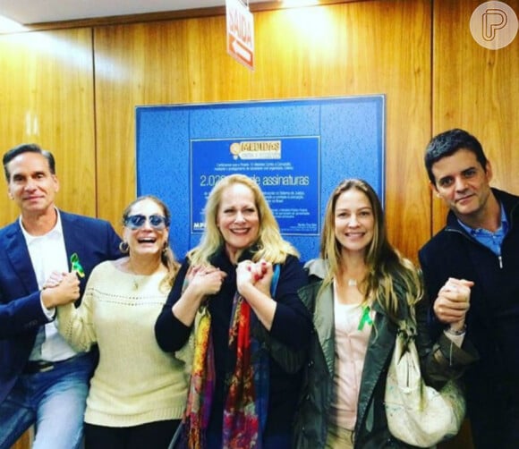 Susana Vieira, Luana Piovani, Lucinha Lins, Vitor Fasano e Jorge Pontual se reuniram em Curitiba, no Paraná, para festejar 2 milhões de assinaturas em projeto anticorrupção