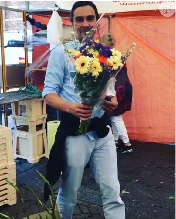 Em passagem por Amsterdã, André Gonçalves presenteou Danielle Winits com um buquê de flores