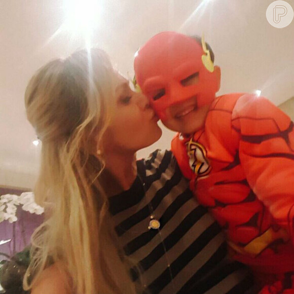 Filho de Eliana se vestiu de super-herói em festa de aniversário na quarta-feira, 10 de agosto de 2016