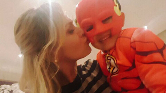 Filho de Eliana comemora 5 anos vestido do super-herói Flash: 'Muito amor'