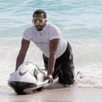 P. Diddy curte praia de St. Barths a bordo de prancha motorizada