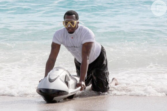 P. Diddy se aventura pelas águas de St. Barths com uma espécie de scooter marinha, em 27 de dezembro de 2012