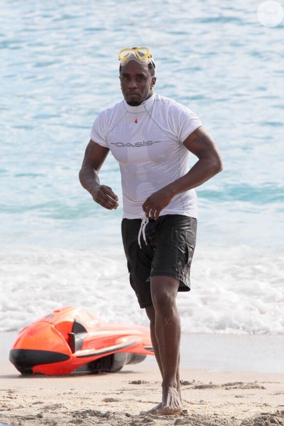 P. Diddy usa camisa branca e bermuda preta para mergulhar