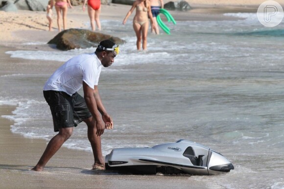 P. Diddy prepara a sea scooter para entrar na água