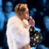 Miley Cyrus acendeu um cigarro de maconha durante sua apresentação MTV EMA, em Amsterdã, na Holanda