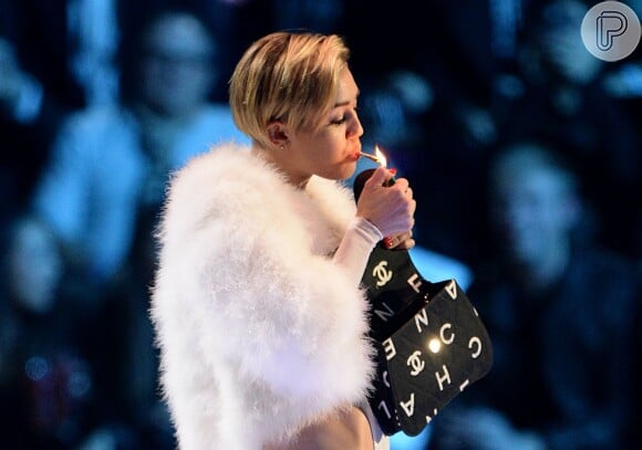 Miley Cyrus acendeu um cigarro de maconha durante sua apresentação MTV EMA, em Amsterdã, na Holanda
