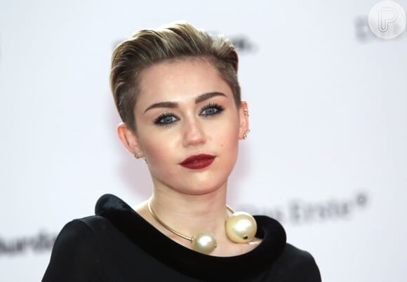 Miley Cyrus completou 21 anos neste sábado, 23 de novembro de 2013, mas teve sua casa assaltada na sexta-feira, de acordo com informações da revista 'Us Weekly'