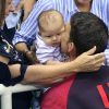 Após outro ouro, Michael Phelps emociona ao beijar o filho, em 9 de agosto de 2016