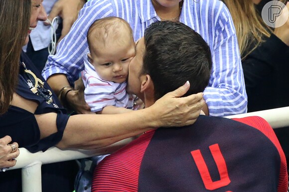 Após outro ouro, Michael Phelps emociona ao beijar o filho, em 9 de agosto de 2016