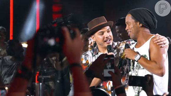 Wesley Safadão e Ronaldinho Gaúcho cantaram a música 'Solteiro De Novo' juntos