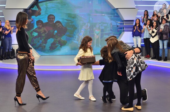 Vera Viel preparou uma surpresa para o marido e levou as filhas, Clara, Maria e Helena, ao palco do 'Hora do Faro' deste domingo, 14 de agosto de 2016