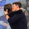 Rodrigo Faro e a mulher, Vera Viel, deram um beijo apaixonado no palco do 'Hora do Faro'