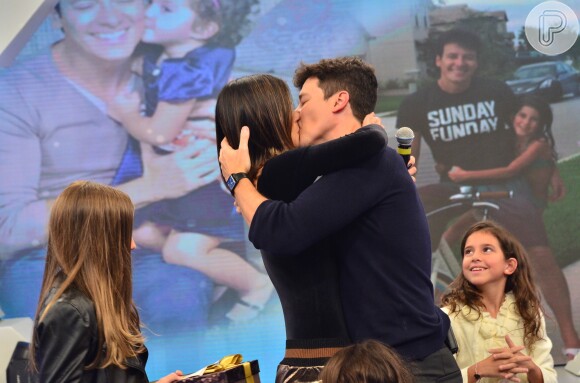 Rodrigo Faro e a mulher, Vera Viel, deram um beijo apaixonado no palco do 'Hora do Faro'