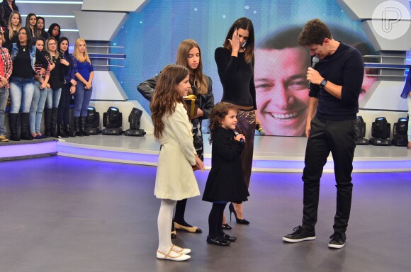 Vera Viel preparou uma surpresa para o marido e levou as filhas, Clara, Maria e Helena, ao palco do 'Hora do Faro' deste domingo, 14 de agosto de 2016