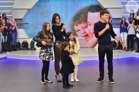 Vera Viel preparou uma surpresa para o marido e levou as filhas, Clara, Maria e Helena, ao palco do 'Hora do Faro' deste domingo, 14 de agosto de 2016