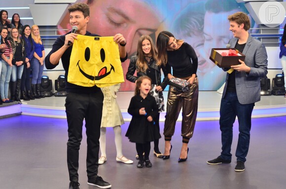 Vera Viel preparou uma surpresa para o marido e levou as filhas, Clara, Maria e Helena, ao palco do 'Hora do Faro' deste domingo, 14 de agosto de 2016