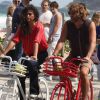 Reynaldo Gianecchini e Camila Alves andaram de bicicleta pela orla de Ipanema e do Arpoador, na Zona Sul do Rio de Janeiro