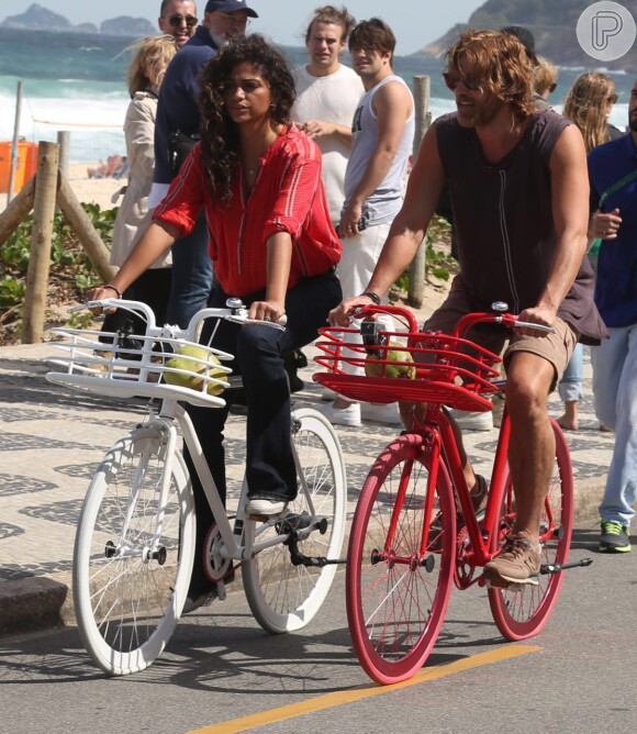Reynaldo Gianecchini e Camila Alves andaram de bicicleta pela orla de Ipanema e do Arpoador, na Zona Sul do Rio de Janeiro