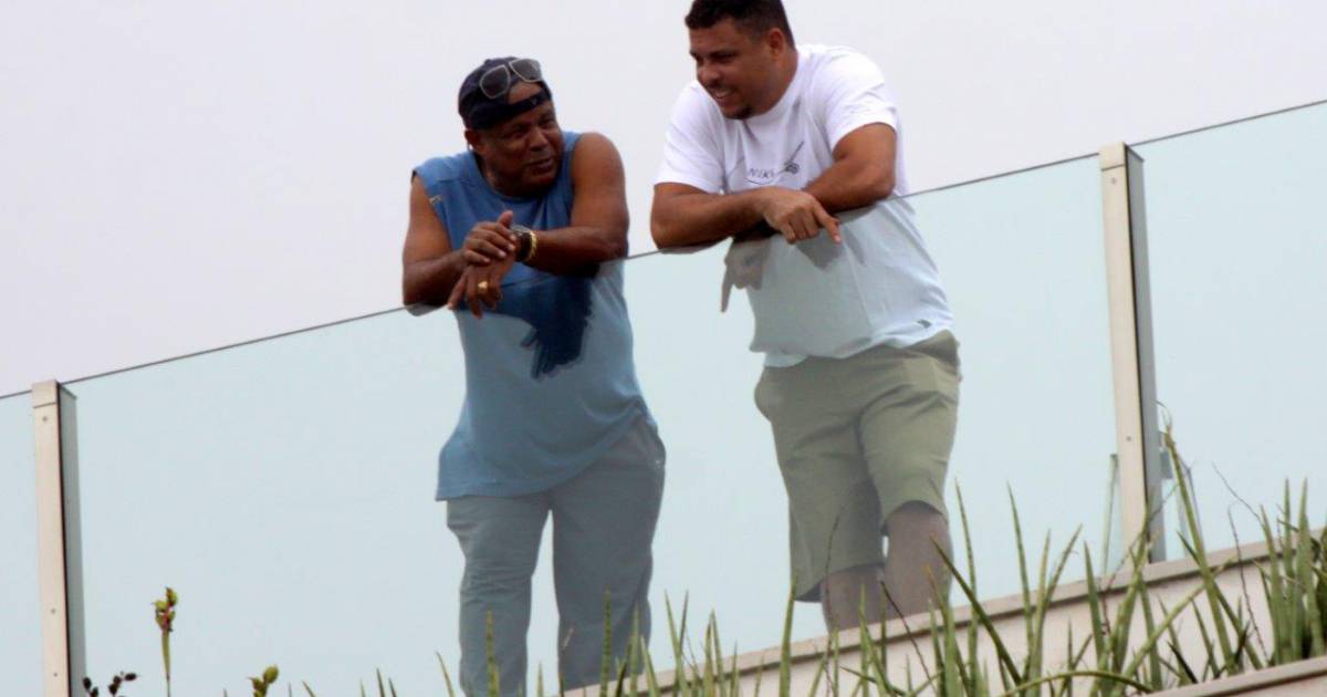 ronaldo recebe a namorada paula morais e a familia em cobertura no leblon purepeople