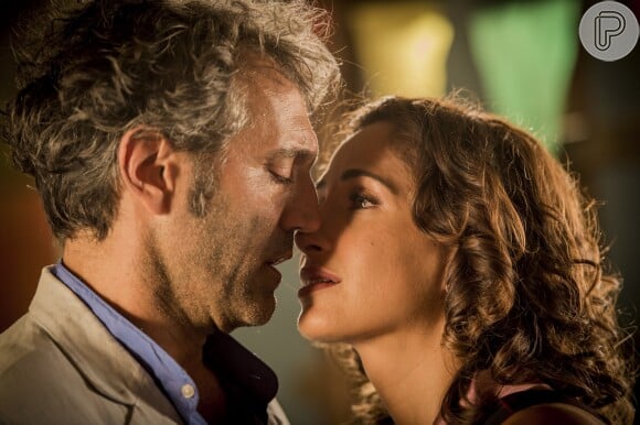Santo (Domingos Montagner) chega a morrer, mas ressuscita ao ganhar beijo de Tereza (Camila Pitanga), na novela 'Velho Chico'