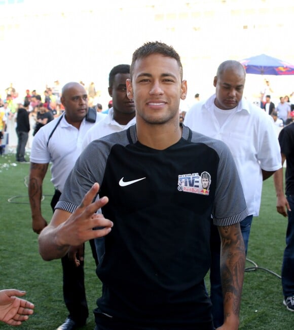 Neymar trata lesão após sentir dores no tornozelo direito