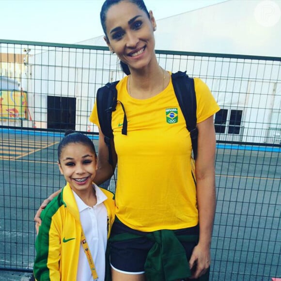 Flavia Saraiva agita web com fotos ao lado de 'gigantes' do Brasil como a jogadora de vôlei de quadra Jaqueline Carvalho, de 1,86m