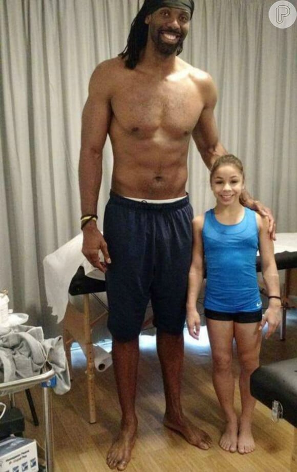 Em outras fotos compartilhadas nas redes sociais, Flavinha compartilhou imagens ao lado de outros 'gigantes' como o pivô Nenê Hilário, do basquete, com seus 2,11m
