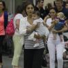 Juliana Paes carrega o filho Antônio, de 4 meses