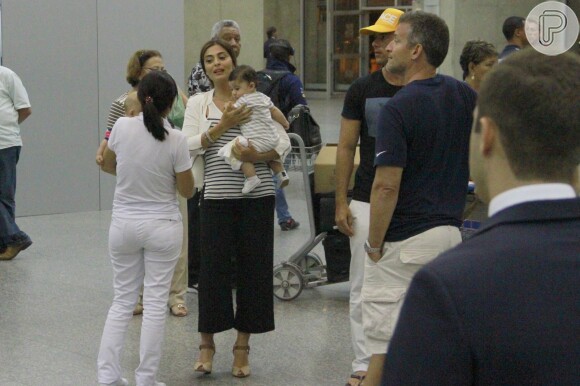 Juliana Paes é flagrada desembarcando no Rio de Janeiro