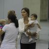 Juliana Paes carrega o filho caçula no colo no aeroporto do Rio de Janeiro