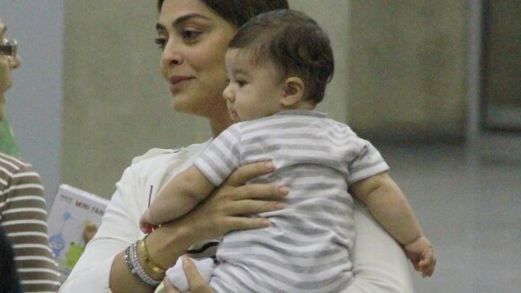 Juliana Paes desembarca com o filho Antônio no colo ao lado da família, no Rio