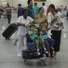 Juliana Paes desembarca sorridente com a família