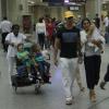 Juliana Paes desembarca com a família no Rio de Janeiro