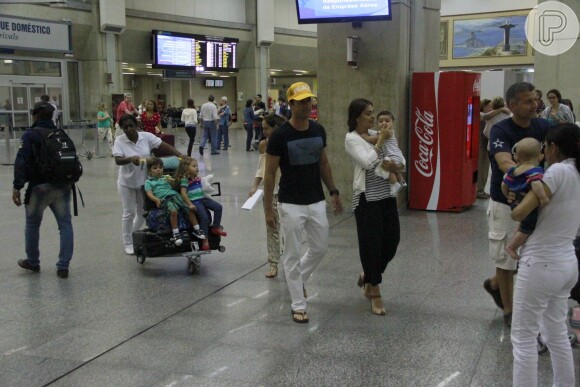 Juliana Paes é flagrada com a família no aeroporto do Rio de Janeiro