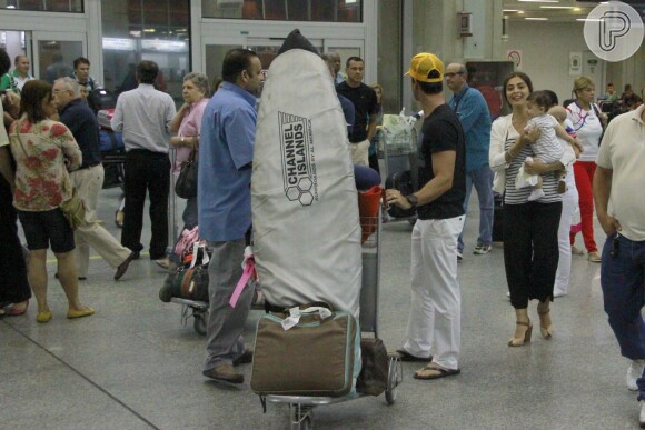 Juliana Paes chega ao Rio de Janeiro com a família após fim de semana em Fortaleza