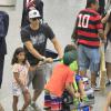 Márcio Garcia também desembarcou no aeroporto do Galeão com os filhos