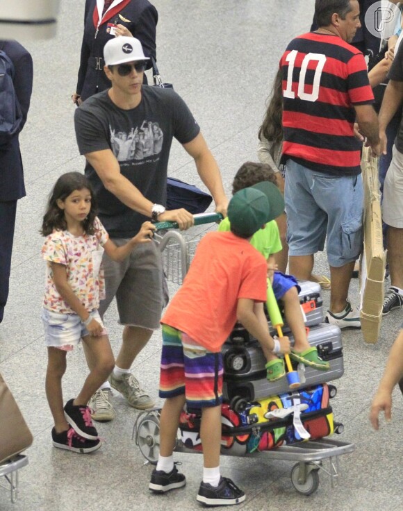 Márcio Garcia também desembarcou no aeroporto do Galeão com os filhos
