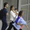 Juliana Paes deixa o aeroporto ao lado de André Santa Rosa, mulher de Márcio Garcia