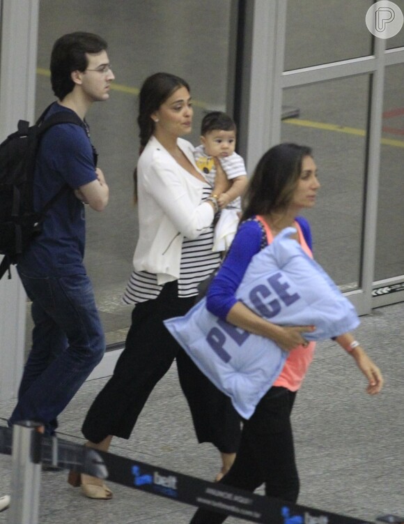 Juliana Paes deixa o aeroporto ao lado de André Santa Rosa, mulher de Márcio Garcia