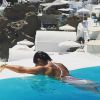 Juliana Paes apareceu curtindo uma piscina de biquíni branco na Ilha de Santorini