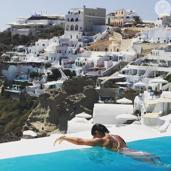 Juliana Paes apareceu curtindo uma piscina de biquíni branco na Ilha de Santorini