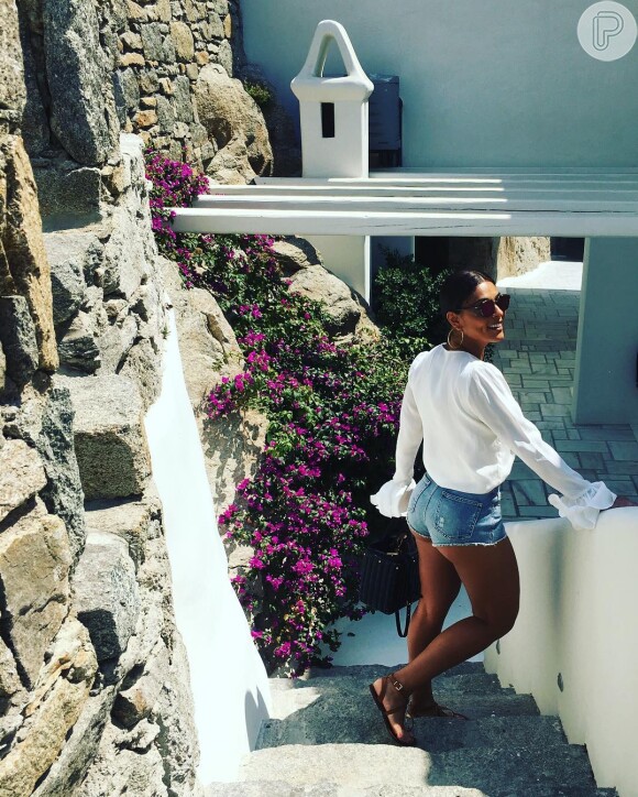 Juliana Paes mostrou as pernas torneadas com um look curto na Grécia